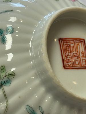 A pair of Chinese famille rose 'Cricket' bowls, Tongzhi marks, 19th C. — photo 22