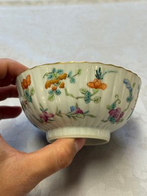 A pair of Chinese famille rose 'Cricket' bowls, Tongzhi marks, 19th C. — photo 3
