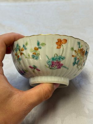 A pair of Chinese famille rose 'Cricket' bowls, Tongzhi marks, 19th C. — photo 5