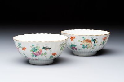 A pair of Chinese famille rose 'Cricket' bowls, Tongzhi marks, 19th C.