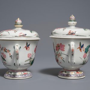 A pair of Chinese famille rose cups and covers with lotus flowers and ducks, Yongzheng — photo 2