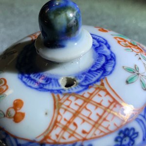 A pair of Chinese famille rose cups and saucers, a Dutch-decorated teapot and a tea caddy, Kangxi/Qianlong — 照片 27