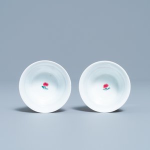 A pair of Chinese famille rose cups and saucers, a Dutch-decorated teapot and a tea caddy, Kangxi/Qianlong — 照片 9