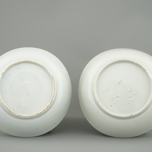 A pair of Chinese famille rose cups and saucers with cherry pickers, Qianlong, 18th C. — 照片 4