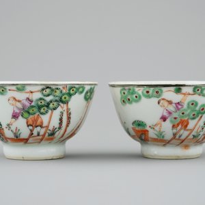 A pair of Chinese famille rose cups and saucers with cherry pickers, Qianlong, 18th C. — 照片 5