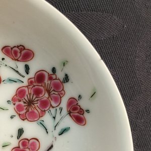 A pair of Chinese famille rose cups and saucers with deer, Yongzheng, 1723-1735 — 照片 18