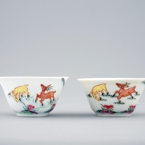 A pair of Chinese famille rose cups and saucers with deer, Yongzheng, 1723-1735 — 照片 4
