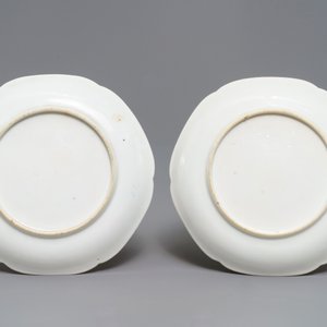 A pair of Chinese famille rose cups and saucers with figures in a landscape, Yongzheng — 照片 3
