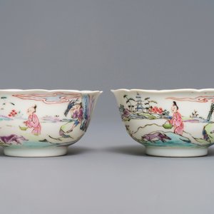 A pair of Chinese famille rose cups and saucers with figures in a landscape, Yongzheng — 照片 4