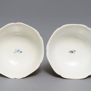 A pair of Chinese famille rose cups and saucers with figures in a landscape, Yongzheng — 照片 8