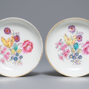 A pair of Chinese famille rose cups and saucers with fine floral design, Qianlong — 照片 2