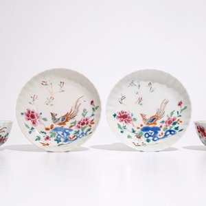 A pair of Chinese famille rose cups and saucers with peacocks, Qianlong — 照片 1