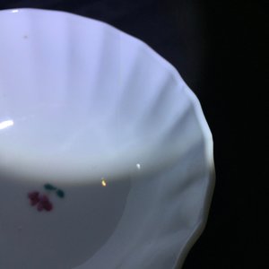 A pair of Chinese famille rose cups and saucers with peacocks, Qianlong — 照片 12