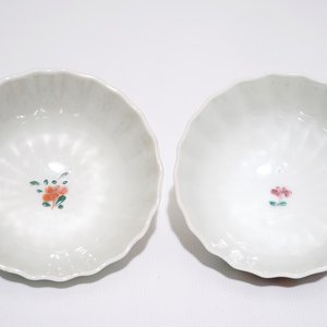 A pair of Chinese famille rose cups and saucers with peacocks, Qianlong — 照片 6