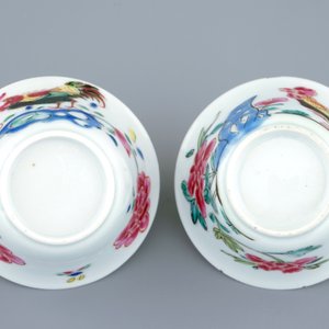 A pair of Chinese famille rose cups and saucers with roosters, Yongzheng, 1723-1735 — photo 5