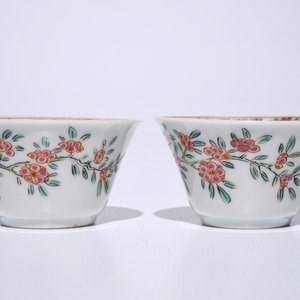 A pair of Chinese famille rose cups and saucers, Yongzheng/Qianlong — photo 6