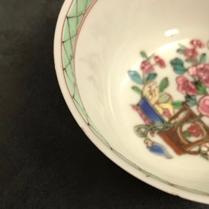 A pair of Chinese famille rose cups and saucers, Yongzheng — 照片 16
