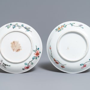 A pair of Chinese famille rose cups and saucers, Yongzheng — 照片 3