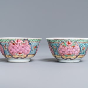A pair of Chinese famille rose cups and saucers, Yongzheng — 照片 4