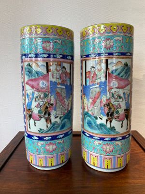 A pair of Chinese famille rose cylindrical vases, 19th C. — 照片 1