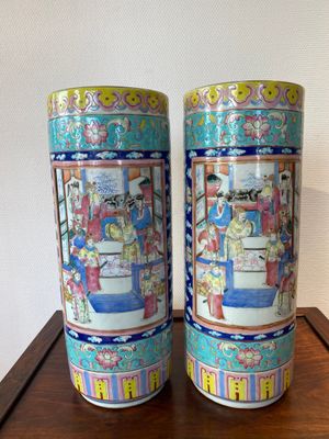 A pair of Chinese famille rose cylindrical vases, 19th C. — 照片 3
