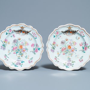 A pair of Chinese famille rose Danish market armorial plates, Qianlong — 照片 2