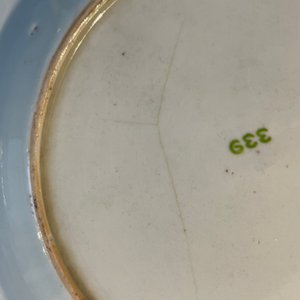 A pair of Chinese famille rose Danish market armorial plates, Qianlong — 照片 5