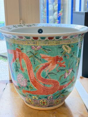 A pair of Chinese famille rose Dayazhai-style 'Dragon' jardinières, 20th C. — photo 1