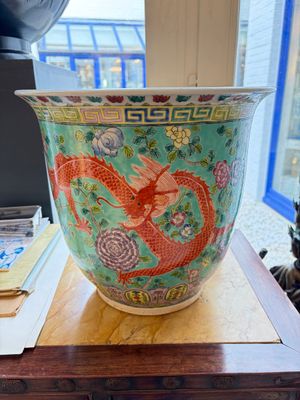 A pair of Chinese famille rose Dayazhai-style 'Dragon' jardinières, 20th C. — photo 17