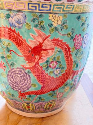 A pair of Chinese famille rose Dayazhai-style 'Dragon' jardinières, 20th C. — photo 19