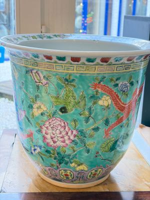 A pair of Chinese famille rose Dayazhai-style 'Dragon' jardinières, 20th C. — photo 7
