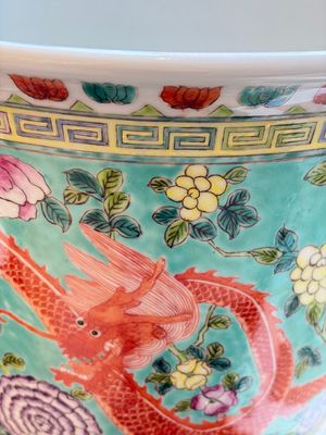 A pair of Chinese famille rose Dayazhai-style 'Dragon' jardinières, 20th C. — photo 8