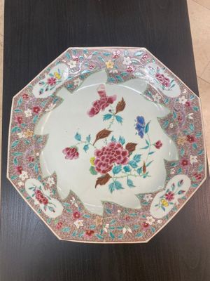 A pair of Chinese famille rose dishes, three blue and white plates and a 'kraak' porcelain 'klapmuts' bowl, Wanli and Qianlong — photo 1