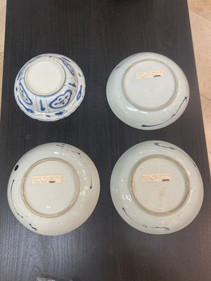A pair of Chinese famille rose dishes, three blue and white plates and a 'kraak' porcelain 'klapmuts' bowl, Wanli and Qianlong — photo 11