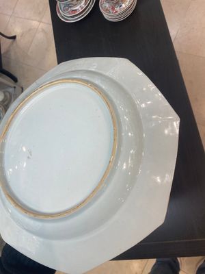 A pair of Chinese famille rose dishes, three blue and white plates and a 'kraak' porcelain 'klapmuts' bowl, Wanli and Qianlong — photo 3