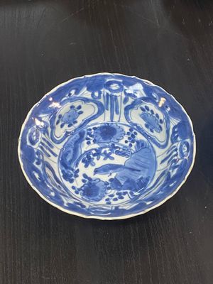 A pair of Chinese famille rose dishes, three blue and white plates and a 'kraak' porcelain 'klapmuts' bowl, Wanli and Qianlong — photo 10