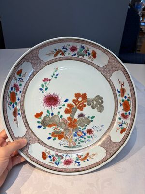 A pair of Chinese famille rose dishes with floral design, Qianlong — photo 1