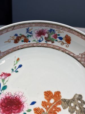 A pair of Chinese famille rose dishes with floral design, Qianlong — photo 11