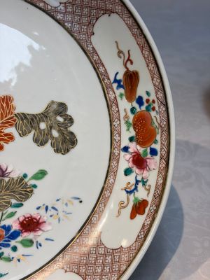 A pair of Chinese famille rose dishes with floral design, Qianlong — photo 12