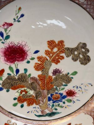 A pair of Chinese famille rose dishes with floral design, Qianlong — photo 13