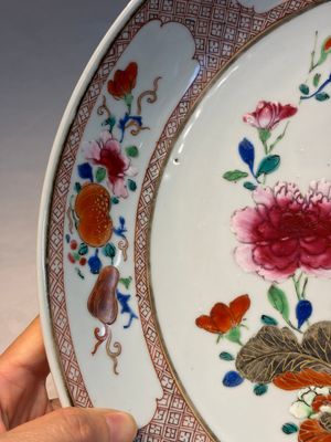 A pair of Chinese famille rose dishes with floral design, Qianlong — photo 14