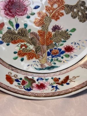 A pair of Chinese famille rose dishes with floral design, Qianlong — photo 15