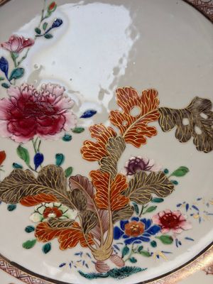 A pair of Chinese famille rose dishes with floral design, Qianlong — photo 16