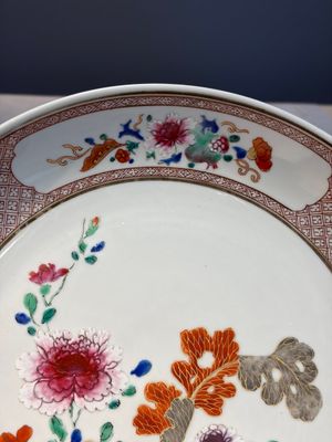 A pair of Chinese famille rose dishes with floral design, Qianlong — photo 2