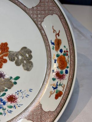 A pair of Chinese famille rose dishes with floral design, Qianlong — photo 3