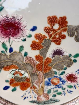 A pair of Chinese famille rose dishes with floral design, Qianlong — photo 4