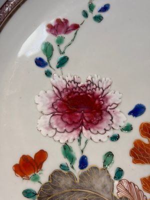 A pair of Chinese famille rose dishes with floral design, Qianlong — photo 5