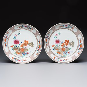 A pair of Chinese famille rose dishes with floral design, Qianlong — photo 1
