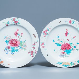 A pair of Chinese famille rose dishes with floral design, Yongzheng — photo 1