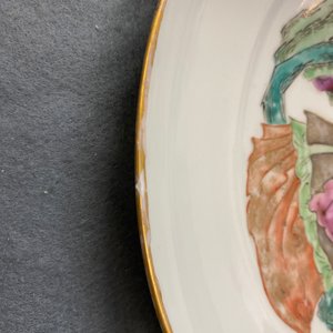 A pair of Chinese famille rose dishes with ladies holding a fan, 19th C. — 照片 3